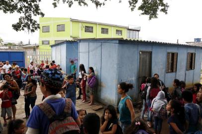  

PORTO ALEGRE, RS, BRASIL, 04-12-2017: Alunos da Escola Estadual Maria Cristina Chiká, no bairro Lomba do Pinheiro, têm aulas em estrutura precária, apesar de haver um novo prédio pronto na propriedade da instituição. (Foto: Mateus Bruxel / Agência RBS)