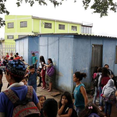  

PORTO ALEGRE, RS, BRASIL, 04-12-2017: Alunos da Escola Estadual Maria Cristina Chiká, no bairro Lomba do Pinheiro, têm aulas em estrutura precária, apesar de haver um novo prédio pronto na propriedade da instituição. (Foto: Mateus Bruxel / Agência RBS)