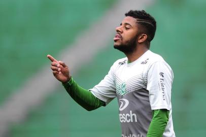  

CAXIAS DO SUL, RS, BRASIL, 16/09/2015. Treino do Juventude no estádio Alfredo Jaconi. O Juventude está disputando a série C do Campeonato Brasileiro. Na foto, atacante Jô. (Porthus Junior/Pioneiro)