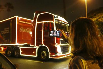  

PORTO ALEGRE, RS, BRASIL, 19/12/2017: Caravana Coca-Cola 2017