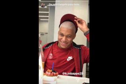 Mbappe aparece no instagram de Neymar com o cabelo descolorido 