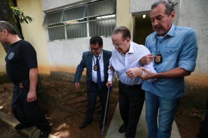 MALUF É PRESO EM SÃO PAULOSP - STF/MALUF/PRISÃO - POLÍTICA - O deputado Paulo Maluf é preso e   conduzido para exame de corpo de delito   no IML da Vila Leopoldina, zona oeste   de São Paulo. O deputado federal, Paulo   Maluf (PP-SP) se entregou à Policia   Federal, em São Paulo, na manhã desta   quarta-feira, 20. O parlamentar chegou   com uma mala de roupa. Ex-prefeito de   São Paulo (1993-1996), Maluf foi   condenado pela 1ª Turma do Supremo   Tribunal Federal a uma pena de 7 anos,   9 meses e 10 dias pelo crime de lavagem   de dinheiro. A condenação foi imposta   ao ex-prefeito no dia 23 de maio, mas   ainda estava sob pendência de embargos   infringentes na ação penal 863.   20/12/2017 - Foto: TIAGO QUEIROZ/ESTADÃO CONTEÚDOEditoria: POLÍTICALocal: SÃO PAULOIndexador: TIAGO QUEIROZFonte: ESTADAO CONTEUDOFotógrafo: ESTADÃO CONTEÚDO