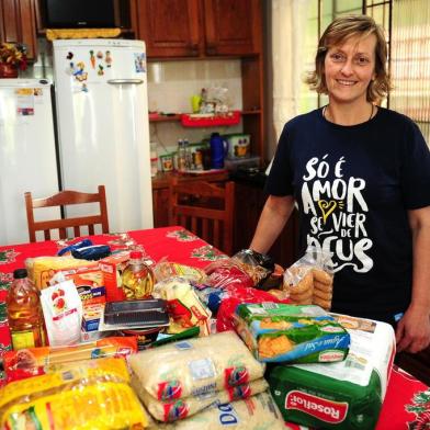  CAXIAS DO SUL, RS, BRASIL, 20/12/2017. A microempresária Nelci Furlanetto (de cabelo curto), 48 anos, mobilizou um grupo de pessoas para doar ao Banco de Alimentos. (Diogo Sallaberry/Agência RBS)