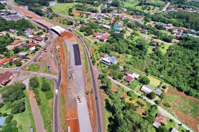  SANTA CRUZ DO SUL, RS, BRASIL, 12.12.2017. Obras de viaduto da duplicação da RS-287, na entrada da cidade de Santa Cruz do Sul. (FERNANDO GOMES/AGÊNCIA RBS)