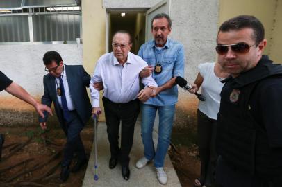 MALUF É PRESO EM SÃO PAULOSP - STF/MALUF/PRISÃO - POLÍTICA - O deputado Paulo Maluf é preso e   conduzido para exame de corpo de delito   no IML da Vila Leopoldina, zona oeste   de São Paulo. O deputado federal, Paulo   Maluf (PP-SP) se entregou à Policia   Federal, em São Paulo, na manhã desta   quarta-feira, 20. O parlamentar chegou   com uma mala de roupa. Ex-prefeito de   São Paulo (1993-1996), Maluf foi   condenado pela 1ª Turma do Supremo   Tribunal Federal a uma pena de 7 anos,   9 meses e 10 dias pelo crime de lavagem   de dinheiro. A condenação foi imposta   ao ex-prefeito no dia 23 de maio, mas   ainda estava sob pendência de embargos   infringentes na ação penal 863.   20/12/2017 - Foto: TIAGO QUEIROZ/ESTADÃO CONTEÚDOEditoria: POLÍTICALocal: SÃO PAULOIndexador: TIAGO QUEIROZFonte: ESTADAO CONTEUDOFotógrafo: ESTADÃO CONTEÚDO