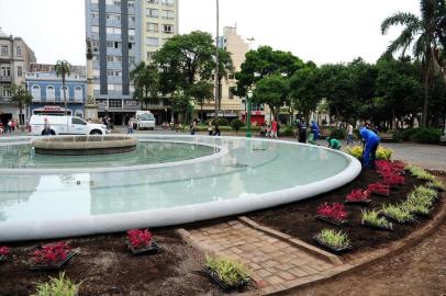  CAXIAS DO SUL, RS, BRASIL, 20/12/2017. Funcionários da Codeca tiram tapumes do Chafariz da Praça Dante Alighieri e plantam flores para a inauguração do espaço, que será no dia 22 de dezembro. (Diogo Sallaberry/Agência RBS)