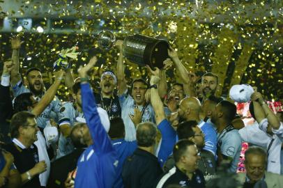  Grêmio levanta a taça de tri campeão da Libertadores 2017. Indexador: Felix Zucco