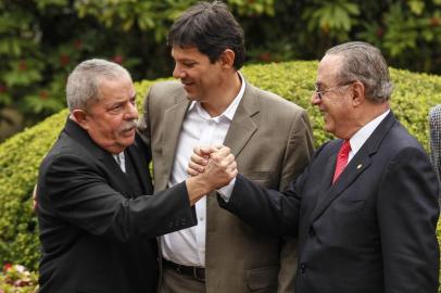 SP - ELEIÇÕES/SP/HADDAD/MALUF/LULA - POLÍTICA - O deputado federal Paulo Maluf (PP) recebeu nesta segunda-feira (18) o pré-candidato do PT à Prefeitura de São Paulo, Fernando Haddad(c) e o ex-presidente Luiz Inácio Lula da Silva em sua casa em São Paulo. Maluf oficializou o apoio de seu partido à candidatura do petista. 18/06/2012 - Foto: ADRIANA SPACA/BRAZIL PHOTO PRESS/AE