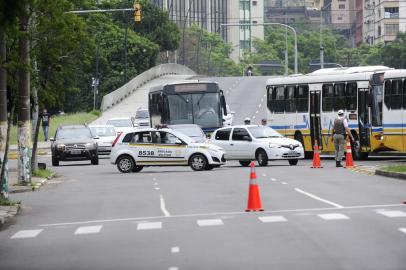  PORTO ALEGRE, RS, BRASIL, 21-12-2017. Suspeita de bomba na Avenida Borges de Medeiros. (RONALDO BERNARDI/AGÊNCIA RBS)