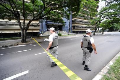  PORTO ALEGRE, RS, BRASIL, 21-12-2017. Suspeita de bomba na Avenida Borges de Medeiros. (RONALDO BERNARDI/AGÊNCIA RBS)