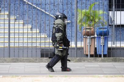  PORTO ALEGRE, RS, BRASIL, 21-12-2017. Suspeita de bomba na Avenida Borges de Medeiros. (RONALDO BERNARDI/AGÊNCIA RBS)