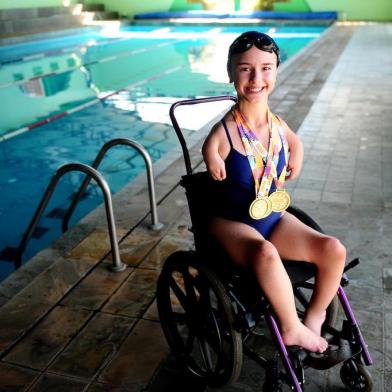  ANTÔNIO PRADO, RS, BRASIL, 19/12/2017. A nadadora paratleta Larissa Rodrigues, 13 anos, venceu as paralimpíadas escolares e foi convidada para treinar com a Seleção Brasileira em São Paulo. Ela é natural de Ipê, mas treina nas piscinas do Clube Pinheiros (foto), em Antônio Prado. Além da mãe, Irene Lando, ela possui o apoio da Professora de Educação Física, Janaína Faé, e da professora de artes, xadrez e Matemática, Isabel Ferreira. (Diogo Sallaberry/Agência RBS)