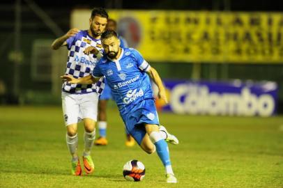 GRAVATAÍ, RS, BRASIL, 01/04/2017.São José e Novo Hamburgo se enfrentam no Estádio Antônio Vieira Ramos, em Gravataí, na partida de ida das quartas de final do Gauchão.Foto: André Ávila/Agência RBS