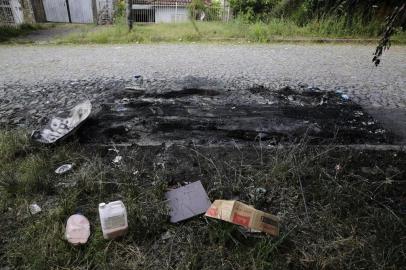  PORTO ALEGRE, RS, BRASIL, 21-12-2017. Dois corpos foram encontrados carbonizados dentro de um carro na Zona Leste de Porto Alegre. Segundo a polícia, as duas pessoas foram assassinadas a tiros e colocadas dentro do porta-malas do veículo, que foi incendiado. O crime ocorreu na noite de quarta-feira (20) na rua Rua Caieira, no bairro Medianeira. (FOTO: ANDERSON FETTER/AGÊNCIA RBS)