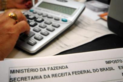 A partir desta segunda-feira, dia 10 de abril, a Faculdade Estácio Florianópolis e o Shopping Iguatemi de Floripa oferecem atendimento gratuito para o preenchimento da declaração do Imposto de Renda. Alunos e professores do curso de Ciências Contábeis da instituição estarão disponíveis para dar orientações aos contribuintes e realizar o preenchimento dos dados no piso L2 do centro de compras, em frente a loja Zara. Basta levar uma lata de leite em pó para doação e apresentar a documentação necessária. Em tempo: o prazo para a entrega da declaração referente aos rendimentos de 2016 termina no dia 28 de abril, e o serviço estará disponível até lá.