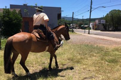 Repórter Giovani Grizotti na cavalgada beneficente pra uma reportagem sobre solidariedade no Fantástico de Natal.