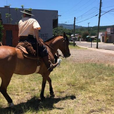 Repórter Giovani Grizotti na cavalgada beneficente pra uma reportagem sobre solidariedade no Fantástico de Natal.