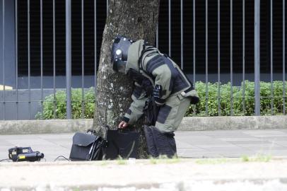  PORTO ALEGRE, RS, BRASIL, 21-12-2017. Suspeita de bomba na Avenida Borges de Medeiros. (RONALDO BERNARDI/AGÊNCIA RBS)