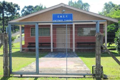  CAXIAS DO SUL, RS, BRASIL, 21/12/2017. Escola Municipal de Ensino Fundamental Antônio Zanini, em Monte Bérico, estaria fechando as portas, junto com outras escolas do interior. (Porthus Junior/Agência RBS)