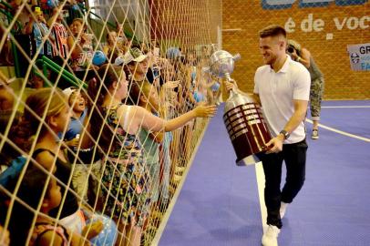 Os consulados do Grêmio de Canela e Gramado fizeram uma grande festa para receber o tricampeão da América Ramiro Moschen Benetti. Natural de Gramado, o atleta foi recepcionado com na tarde de quinta-feira (21). Além de homenagear Ramiro, os consulados promoveram ação social de Natal para as crianças de Canela e Gramado. 