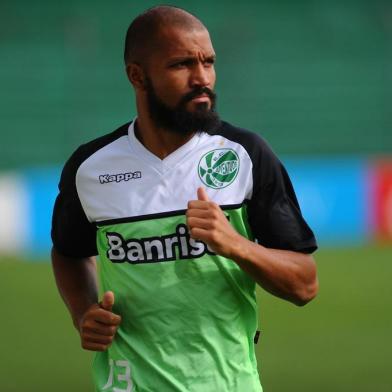 CAXIAS DO SUL, RS, BRASIL, 24/03/2016. Treino do Juventude no estádio Alfredo Jaconi. Na foto, zagueiro Heverton. (Porthus Junior/Pioneiro)