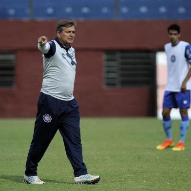  CAXIAS DO SUL, RS, BRASIL, 21/12/2017 -  Treino da equipe Ser Caxias, no estádio Centenário. NA FOTO: técnico Luís Carlos Winck. (Marcelo Casagrande/Agência RBS)