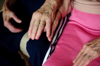  CAXIAS DO SUL, RS, BRASIL, 20/12/2017. O casal Acacio (100 anos) e Deonilda (104 anos) Madruga, estão há 71 natais juntos. A filha Maria de Lourdes Madruga ajuda nos cuidados dos pais e tem boas lembranças de tantos natais celebrados. (Diogo Sallaberry/Agência RBS)