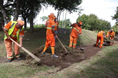 Mutirão de limpeza na praça Finlândia 