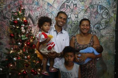  PORTOALEGRE-RS-BR 21.12.2017O Natal de Bruna e Pedro.Natal de Bruna Tatiele Nascimento Maia e seu caçula, Pedro, que nasceu dentro de um ônibus, no Terminal Parobé, no mês passado. Bruna com o Pedro ( colo), Rafael(companheiro), com a filha do Casal Laura, e o filho Guilherme.FOTÓGRAFO: TADEU VILANI AGÊNCIARBS Editoria Sua Vida