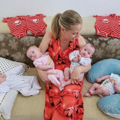  PORTO ALEGRE, RS, BRASIL - 2017.12.19 - O natal da família de Luciane Carvalho - mãe que deu à luz quadrigêmeos. Na foto: Sofia, Antonella, Luciane Carvalho, Valentina e Nicolas  (Foto: ANDRÉ ÁVILA/ Agência RBS)