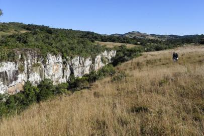  CAXIAS DO SUL, RS, BRASIL  (30/05/2014). Trilhas de Criúva. A turismóloga Guadalupe Traslatti Pante mostra as riquezas naturais de Criúva e sua trilhas na mata. Na foto,  trilha no Canyon Palanquinhos.  (Roni Rigon/Pioneiro)