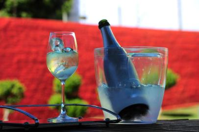  CAXIAS DO SUL, RS, BRASIL, 13/12/2017. Feito para serem consumidos em taças de vinho e com pedras de gelo, os espumantes Ice têm atraído a atenção dos apreciadores das bebidas com borbulhas, especialmente com a proximidade dos dias quentes de verão. Combinam muito bem com happy hour, praia ou piscina. Matéria do Almanaque mostra que estilo de bebida é esse. (Porthus Junior/Agência RBS)