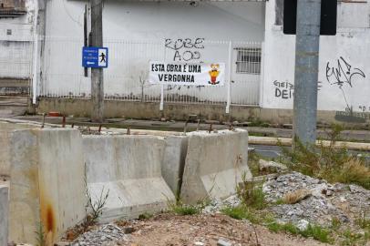  PORTO ALEGRE, RS, BRASIL 20/12/2017 - Faixa de protesto pelas obras do viaduto na Ceará. (FOTO: ROBINSON ESTRÁSULAS/AGÊNCIA RBS)