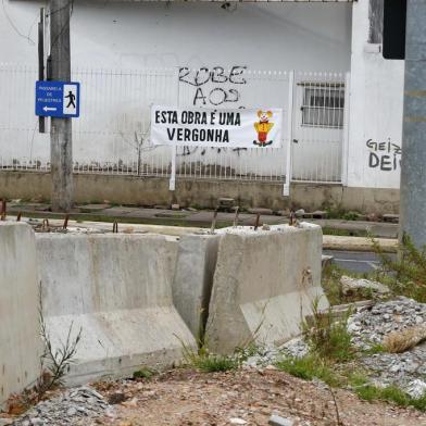  PORTO ALEGRE, RS, BRASIL 20/12/2017 - Faixa de protesto pelas obras do viaduto na Ceará. (FOTO: ROBINSON ESTRÁSULAS/AGÊNCIA RBS)