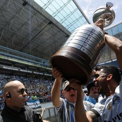  PORTO ALEGRE, RS, BRASIL, 30-11-2017: Torcedores lotam a Arena para comemorar com os jogadores do Grêmio a conquista do tricampeonato da Libertadores da América contra o Lanús, da Argentina. (Foto: Mateus Bruxel / Agência RBS)