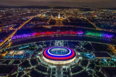  (FILES) This aerial view taken on November 4, 2017 with a drone shows Luzhniki Stadium (C) and the Moskva River in Moscow.  / AFP PHOTO / DMITRY SEREBRYAKOVEditoria: ACELocal: MoscowIndexador: DMITRY SEREBRYAKOVSecao: architectureFonte: AFPFotógrafo: STR