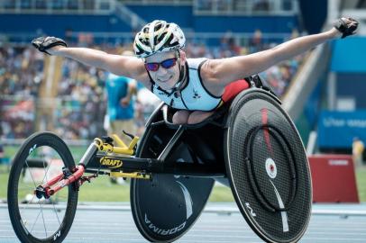 Belgiums Marieke Vervoort poses upon getting the silver medal for the womens 400 m (T52) of the Rio 2016 Paralympic Games at the Olympic Stadium in Rio de Janeiro on September 10, 2016. / AFP PHOTO / YASUYOSHI CHIBA