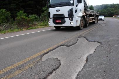  SÃO FRANCISCO DE PAULA. (20/12/2017) Estrada Rota do Sol em Aratinga. Asfalto descascando no ttrecho da ERS-486, KM 01, em Aratinga. 10 anos de conclusão da Rota do Sol. (Roni Rigon/Pioneiro).