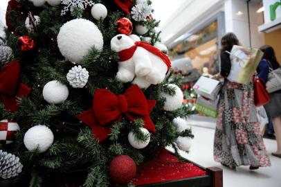  CAXIAS DO SUL, RS, BRASIL, 18/12/2011. Vendas Natalinas. Movimento no Shopping Iguatemi Caxias no último final de semana antes do natal. (FOTO: MAICON DAMASCENO / PIONEIRO)Local: Caxias do SulFonte: Agencia RBS