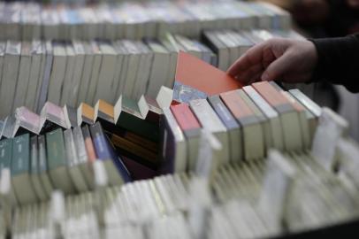  PORTO ALEGRE, RS, BRASIL, 04-11-2017: Movimentação durante sábado de tempo instável na Feira Do Livro de Porto Alegre, na Praça da Alfândega (FOTO FÉLIX ZUCCO/AGÊNCIA RBS, Editoria Segudo Caderno).