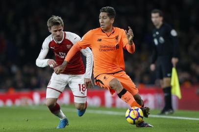  Liverpools Brazilian midfielder Roberto Firmino (R) vies with Arsenals Spanish defender Nacho Monreal during the English Premier League football match between Arsenal and Liverpool at the Emirates Stadium in London on December 22, 2017.  / AFP PHOTO / Ian KINGTON / RESTRICTED TO EDITORIAL USE. No use with unauthorized audio, video, data, fixture lists, club/league logos or live services. Online in-match use limited to 75 images, no video emulation. No use in betting, games or single club/league/player publications.  / Editoria: SPOLocal: LondonIndexador: IAN KINGTONSecao: soccerFonte: AFPFotógrafo: STR