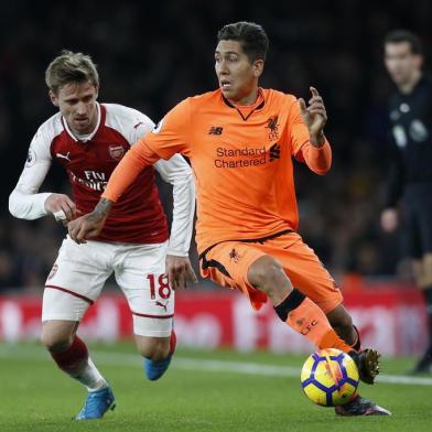  Liverpools Brazilian midfielder Roberto Firmino (R) vies with Arsenals Spanish defender Nacho Monreal during the English Premier League football match between Arsenal and Liverpool at the Emirates Stadium in London on December 22, 2017.  / AFP PHOTO / Ian KINGTON / RESTRICTED TO EDITORIAL USE. No use with unauthorized audio, video, data, fixture lists, club/league logos or live services. Online in-match use limited to 75 images, no video emulation. No use in betting, games or single club/league/player publications.  / Editoria: SPOLocal: LondonIndexador: IAN KINGTONSecao: soccerFonte: AFPFotógrafo: STR