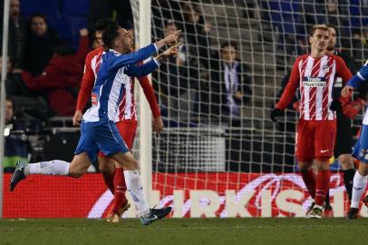 Espanyols forward Sergio Garcia (L) celebrates his goal during the Spanish league football match RCD Espanyol vs Club Atletico de Madrid at the RCDE Stadium in Cornella de Llobregat on December 22, 2017. / AFP PHOTO / Josep LAGO