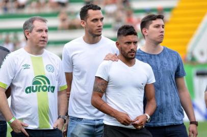 CLIMA NO PRÉ-JOGO DO AMISTOSO AMIGOS ABRAVIC EM CHAPECÓ (SC),SC - AMIGOS-ABRAVIC - ESPORTES - Clima antes do amistoso "Amigos Abravic", na Arena Condá em Chapecó (SC), nesta sexta-feira (22). Torcedores realizam homenagens aos jogadores vítimas do acidente da Chapecoense. 22/12/2017 - Foto: TARLA WOLSKI/FUTURA PRESS/FUTURA PRESS/ESTADÃO CONTEÚDOEditoria: ESPORTESLocal: CHAPECOIndexador: TARLA WOLSKIFotógrafo: FUTURA PRESS