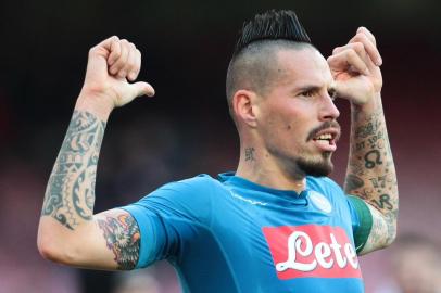 Napolis Slovakian midfielder Marek Hamsik celebrates after scoring a goal during the Italian Serie A football match SSC Napoli vs UC Sampdoria on December 23 2017, at the San Paolo Stadium in Naples. / AFP PHOTO / CARLO HERMANN