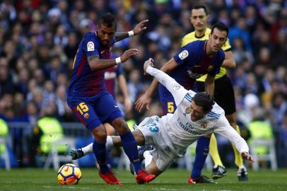 Barcelona's Brazilian midfielder Paulinho (L) vies with Real Madrid's Croatian midfielder Mateo Kovacic during the Spanish League "Clasico" football match Real Madrid CF vs FC Barcelona at the Santiago Bernabeu stadium in Madrid on December 23, 2017.  / AFP PHOTO / OSCAR DEL POZO