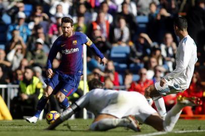 Barcelonas Argentinian forward Lionel Messi runs wit the ball during the Spanish League Clasico football match Real Madrid CF vs FC Barcelona at the Santiago Bernabeu stadium in Madrid on December 23, 2017.  / AFP PHOTO / OSCAR DEL POZO