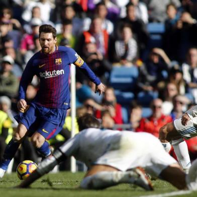 Barcelonas Argentinian forward Lionel Messi runs wit the ball during the Spanish League Clasico football match Real Madrid CF vs FC Barcelona at the Santiago Bernabeu stadium in Madrid on December 23, 2017.  / AFP PHOTO / OSCAR DEL POZO