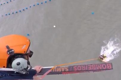 Helicóptero Arcanjo dos Bombeiros resgata praticante de kitesurf na Freguesia do Ribeirão, em Florianópolis.