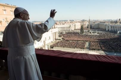 This handout picture released by the Vatican press office shows Pope Francis waves from the balcony of St Peter's basilica during the traditional "Urbi et Orbi" Christmas message to the city and the world, on December 25, 2017 at St Peter's square in Vatican.  Handout / OSSERVATORE ROMANO / AFP